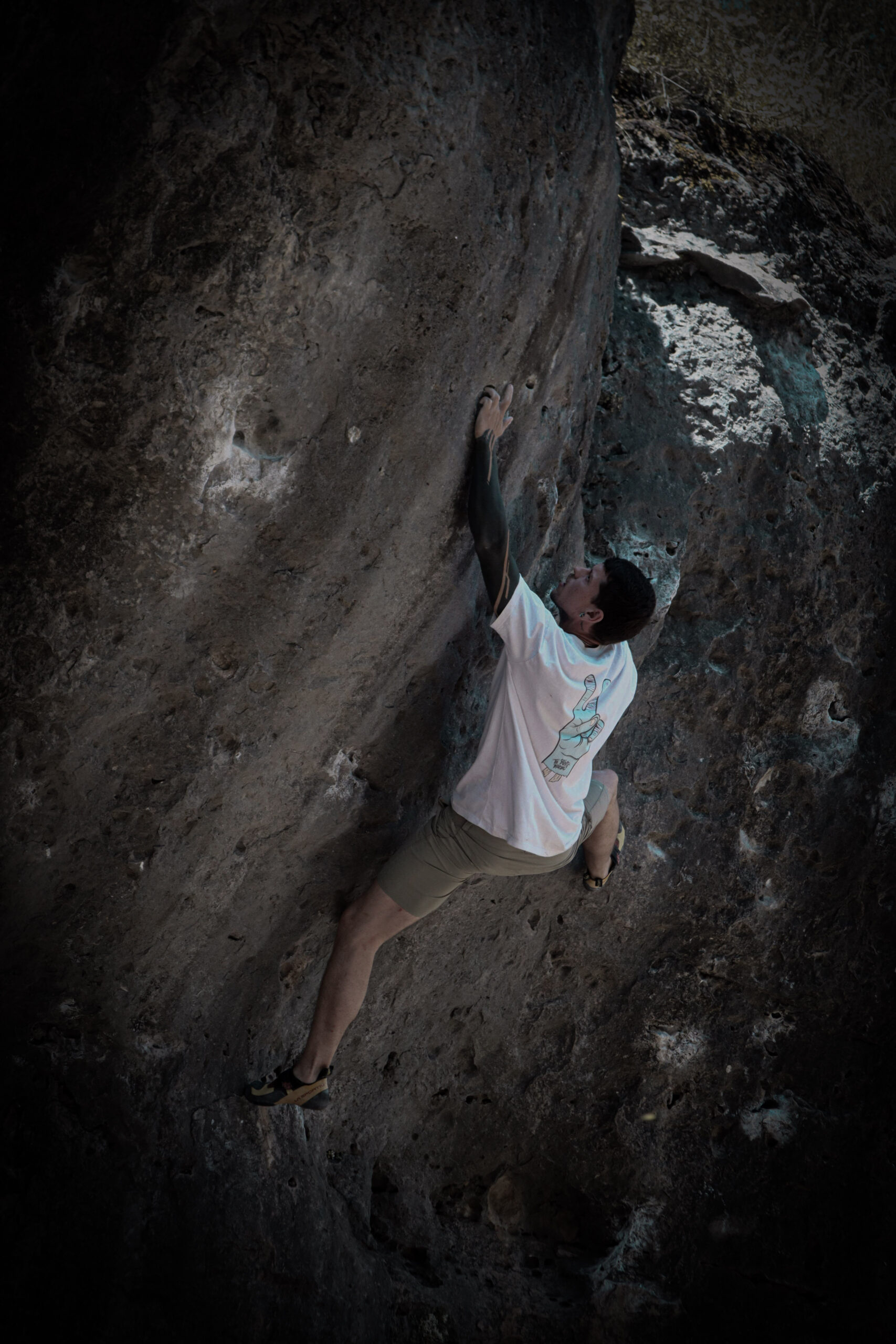 chico_escalando_notape Chico escalando con camiseta de no tape no fun