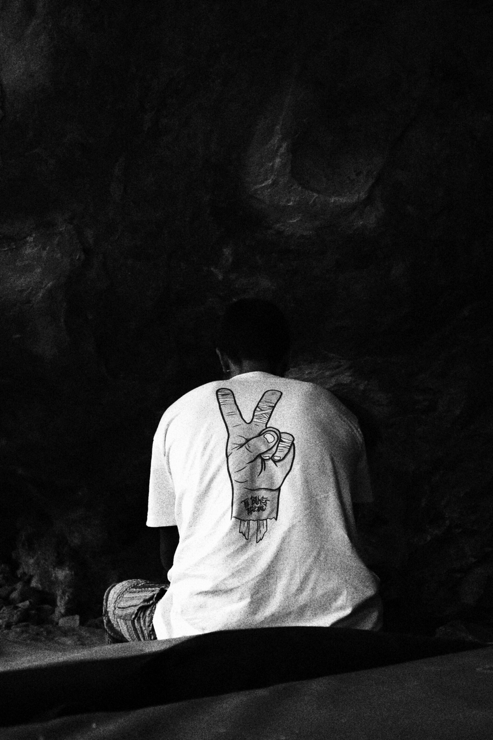 Persona de espaldas con camiseta de no tape no fun en blanco y negro