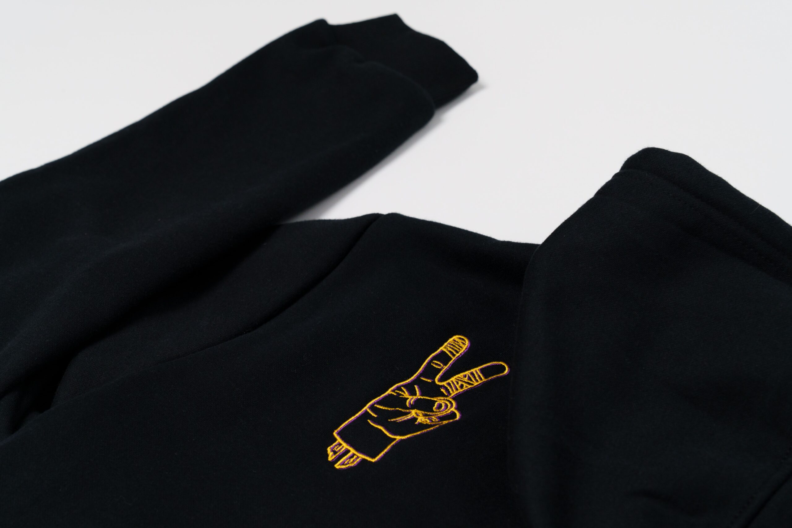 Detalle bordado sudadera
